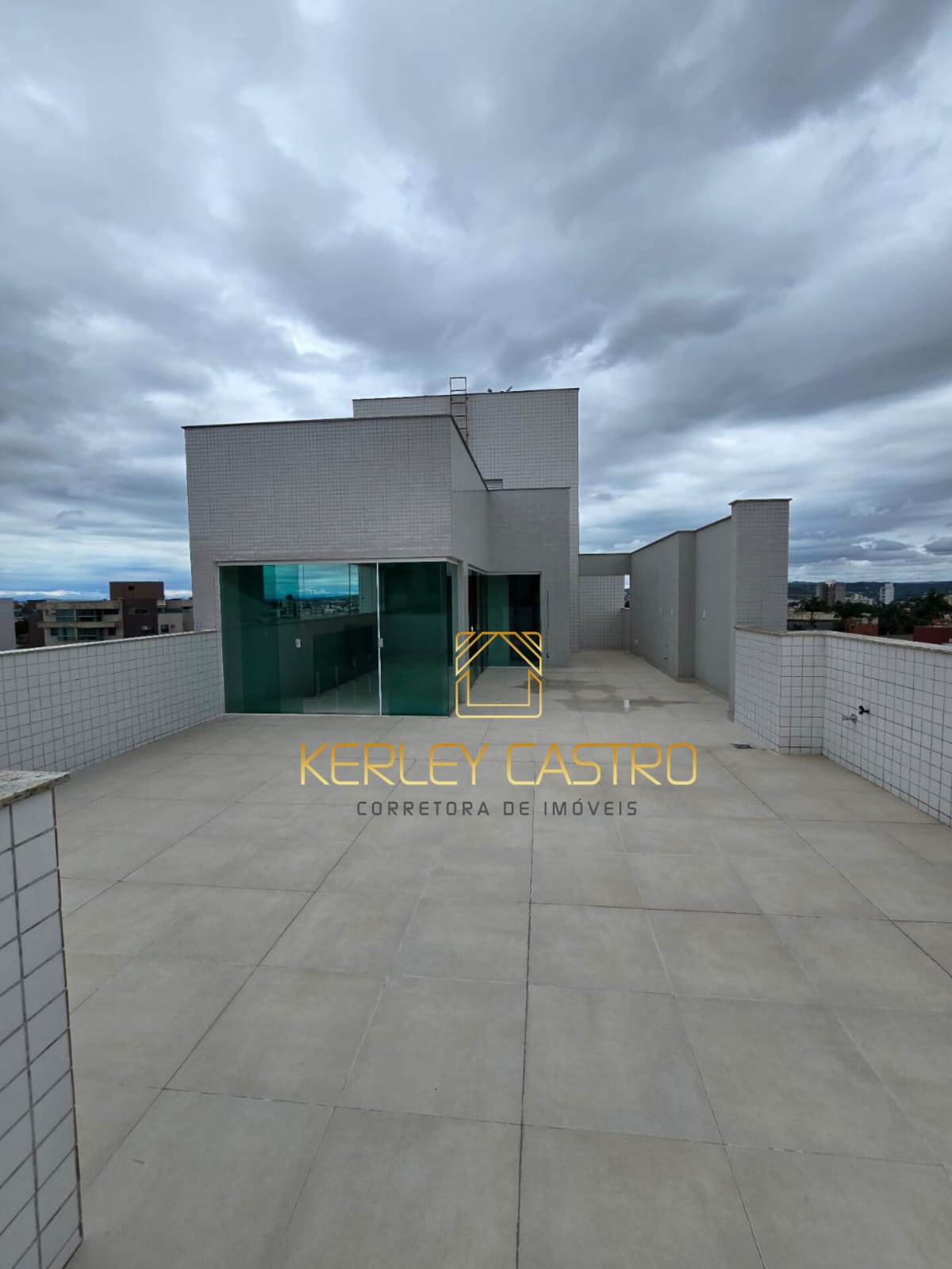 VENDO LINDA COBERTURA C/ 04 QUARTOS-SANTA HELENA- em Sete Lagoas, MG